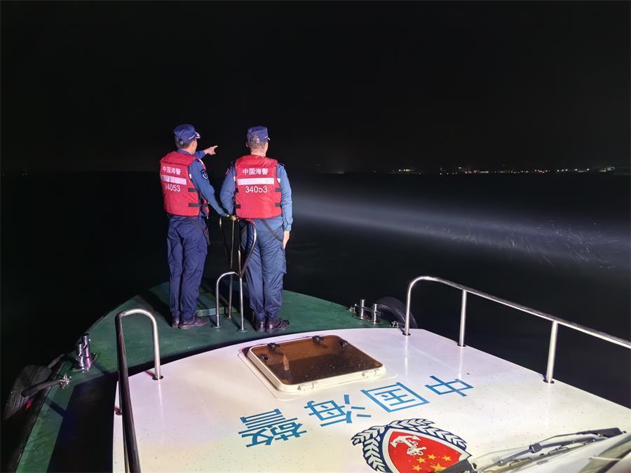 近日,青岛海警局即墨工作站加大夜间巡查力度,对重点海域,码头开展