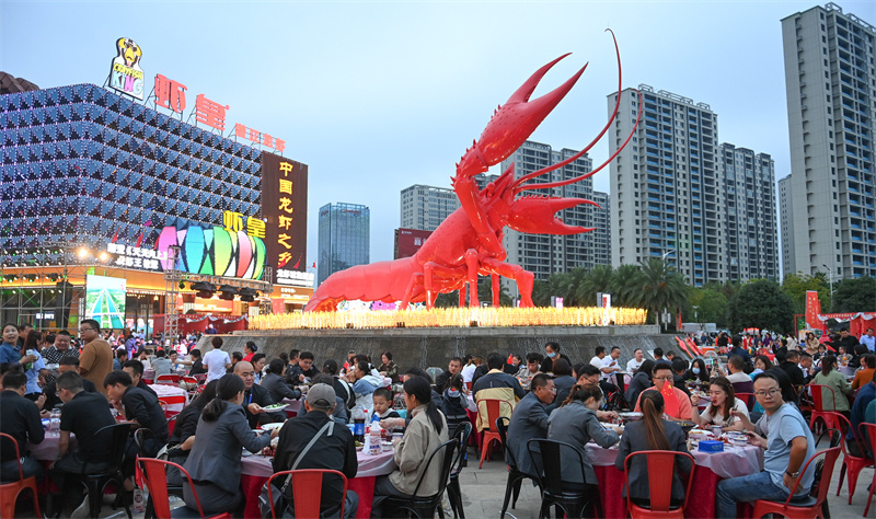 湖北潜江万人龙虾宴开席