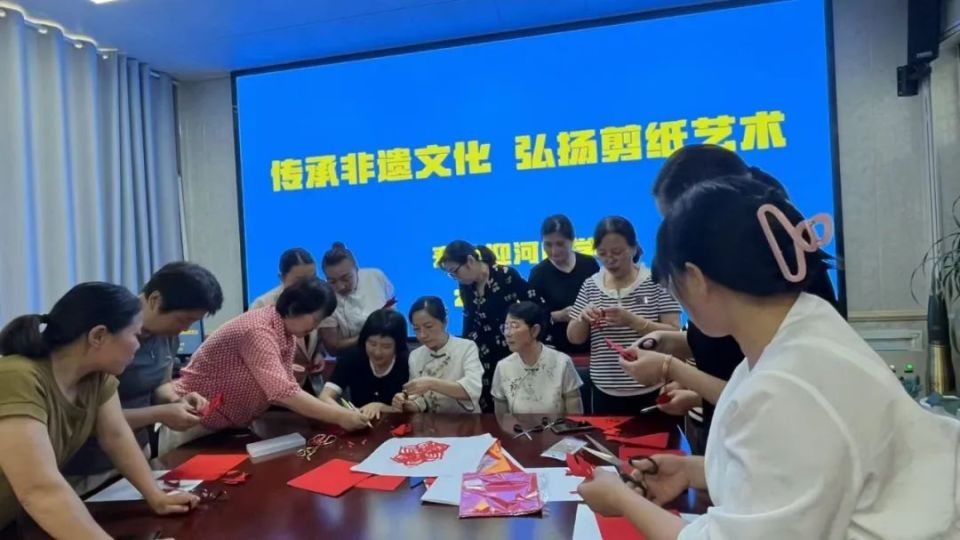 王群剪纸公益活动走进寿县迎河中学