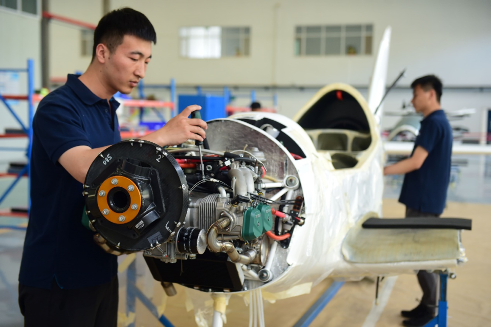 河北沧州:鲨鱼飞机生产忙