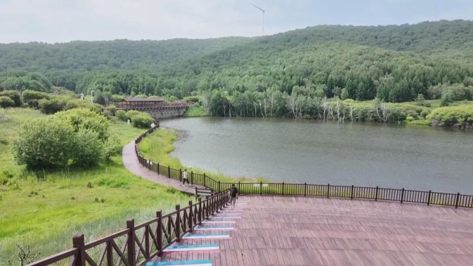 21℃的夏天|承德丰宁七彩森林景区:天镜湖畔享清凉 森林里的清爽盛夏