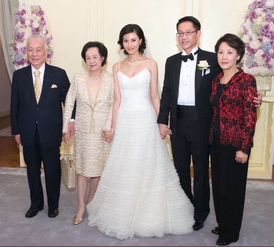 15年前,李嘉欣和许晋亨在许家大宅举办了世纪婚礼,当年的婚礼现场让