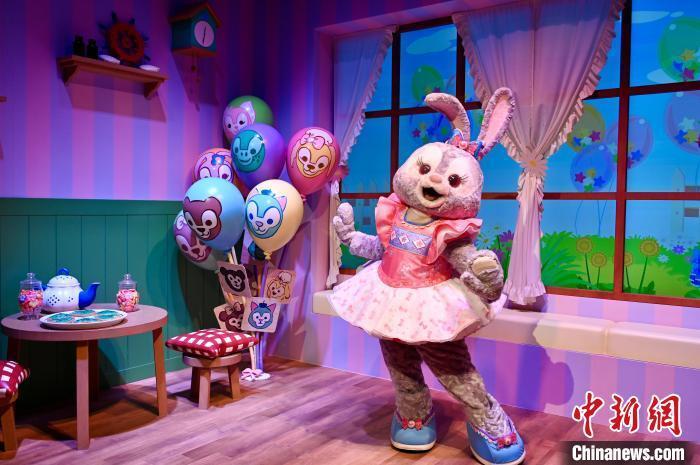 香港迪士尼举行"duffy与好友同萌游" 粉丝投入梦幻庆祝派对_腾讯新闻