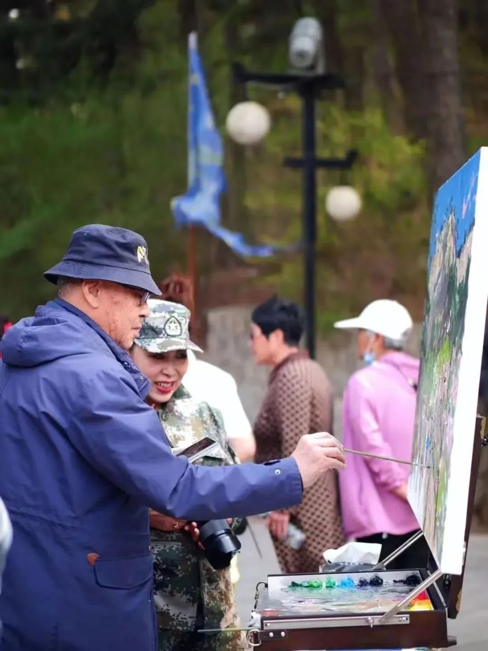 会委员,北方油画院名誉院长孙浩把绘画地点选在了医巫闾山的半山腰上