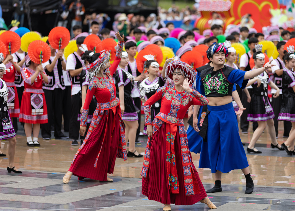 四川兴文县苗族群众欢度花山节