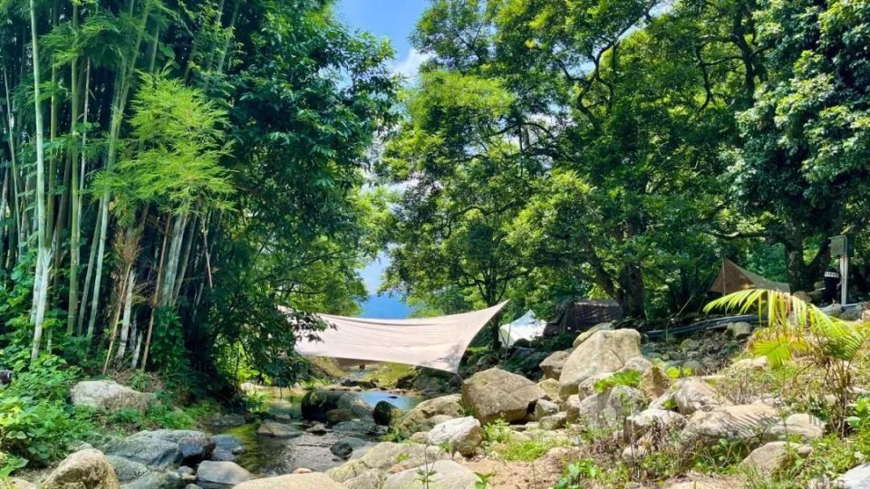 公园环境优美,山水相伴,许多市民都会趁着假期结伴前来游玩.