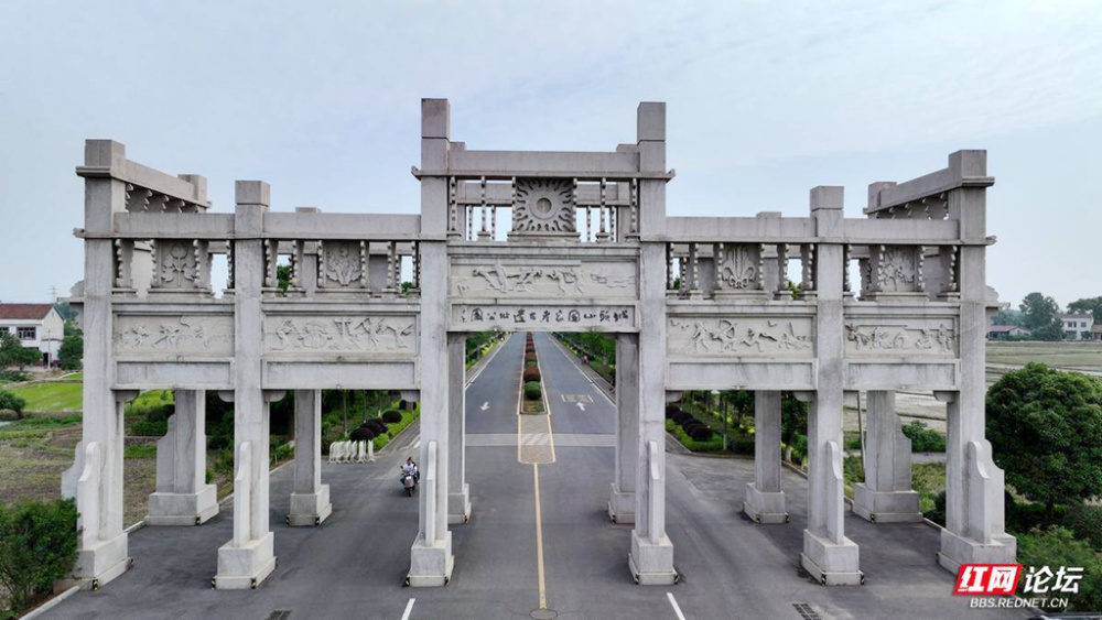 杨翠辉▲图说:5月9日上午,常德澧县各界代表2000余人齐聚城头山旅游