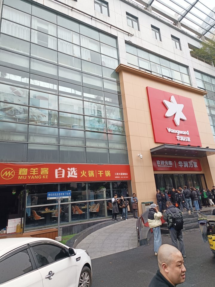 新塘路上华润万家超市一楼餐饮店今早失火火焰从烟道蹿出四楼楼顶