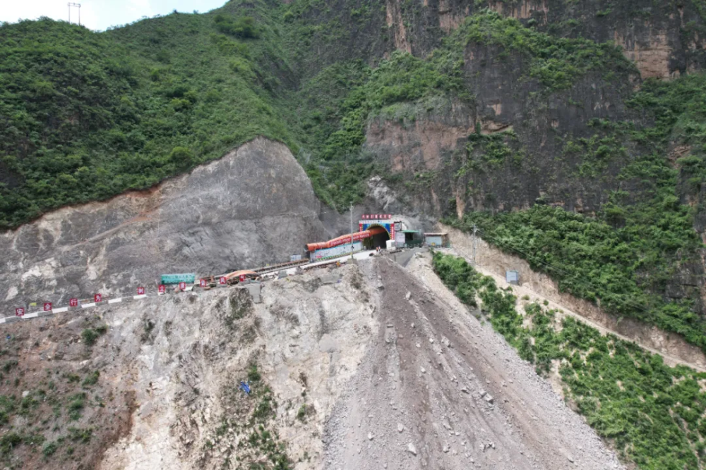 38米.峨山至石屏至红河高速公路(玉溪段)近日,峨石红高速公路(玉溪