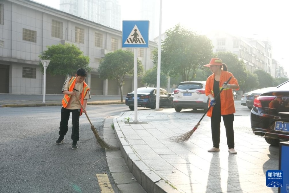 社会实践扫马路的图片图片