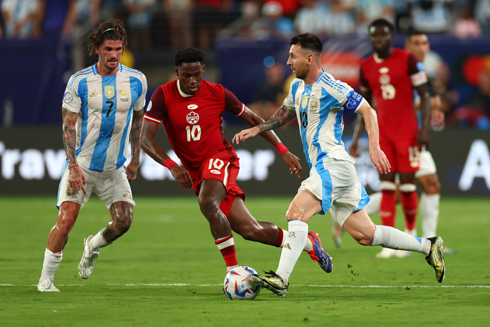 阿根廷2-0闯进美洲杯决赛,梅西破门!比肩巴西传奇