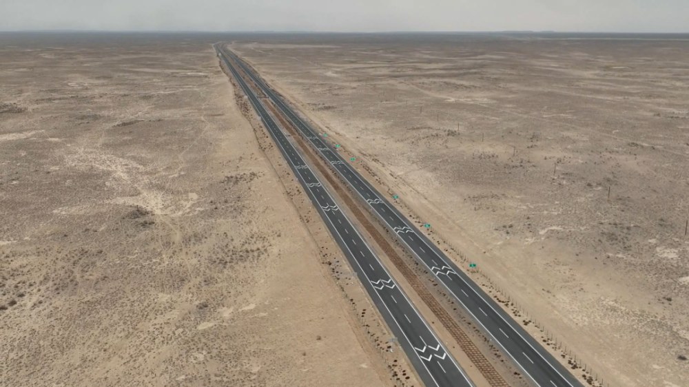 是北疆南北交通中轴线阿乌高速穿越了新疆第二大沙漠从乌鲁木齐到