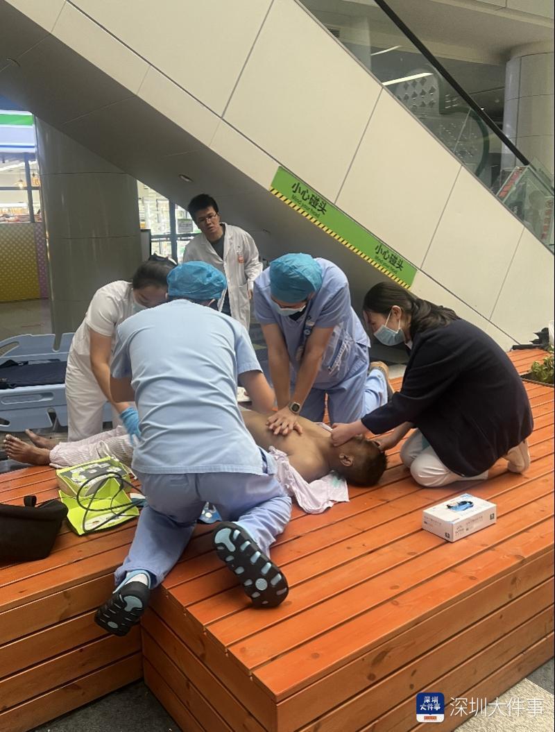 深圳男子突然倒地,医院护士跪倒在便利店门口"抢"回生机