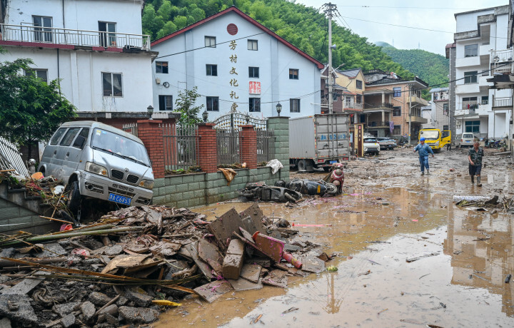 富阳暴雨引发洪水当地干部群众奋起自救
