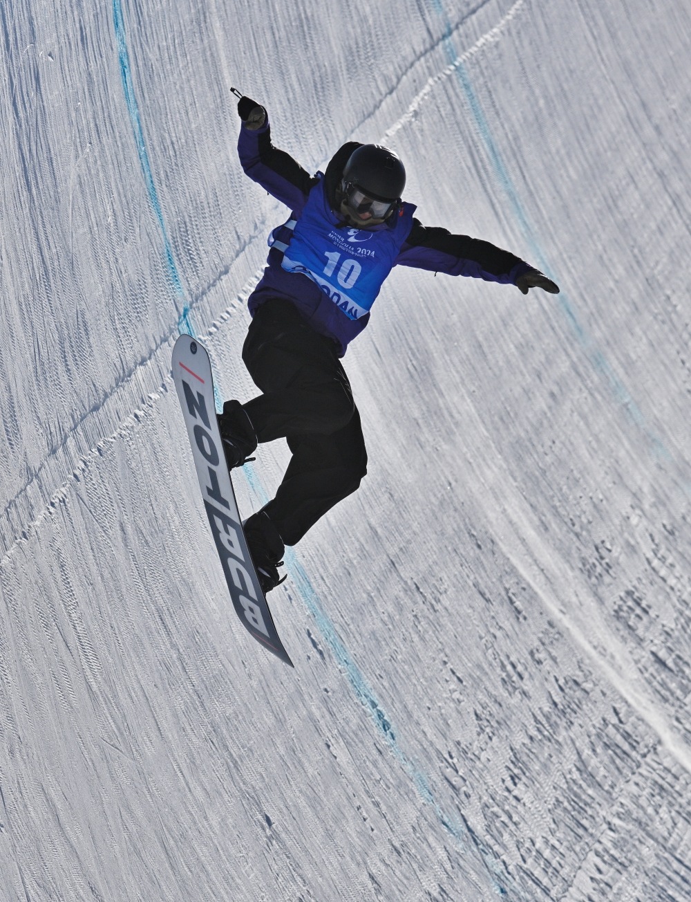 单板滑雪青年组男子u型场地技巧比赛开赛