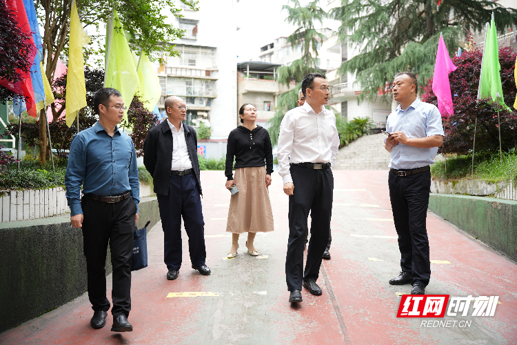 鲁惠慧 )5月22日上午,张家界市副市长万东一行来到张家界市特殊教育