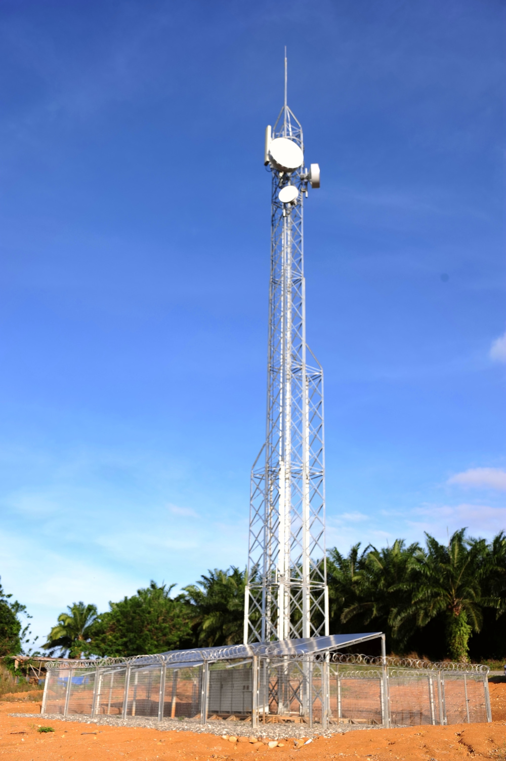 纳尔省萨利村拍摄的属于中国援助宽带网络项目的一座塔架