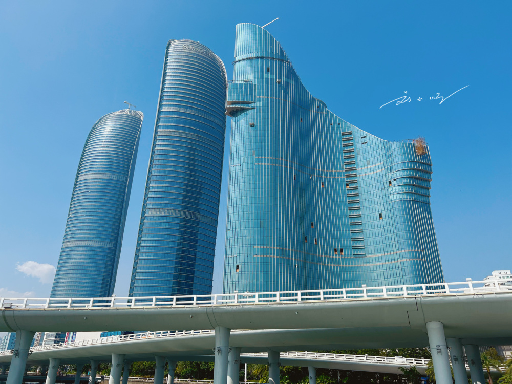 据说,"厦门国际悦海湾酒店"的设计秉承了"鹭起鸥落,云卷云舒,鳞次栉比