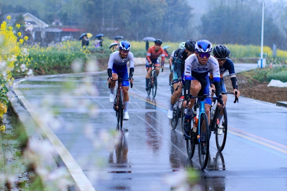 绵阳安州环山环湖自行车公开赛完赛千名骑友雨中体验速度与激情