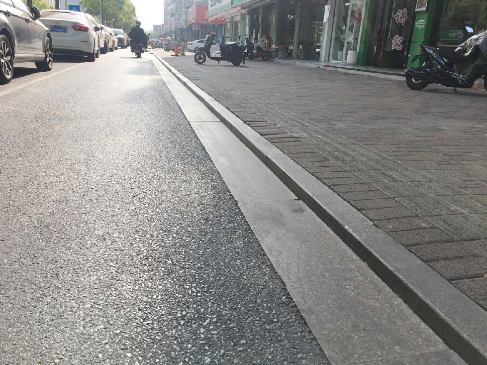 类似望月路的"拦路虎"路牙在市区多条路段均有出现,包括维扬路至扬子