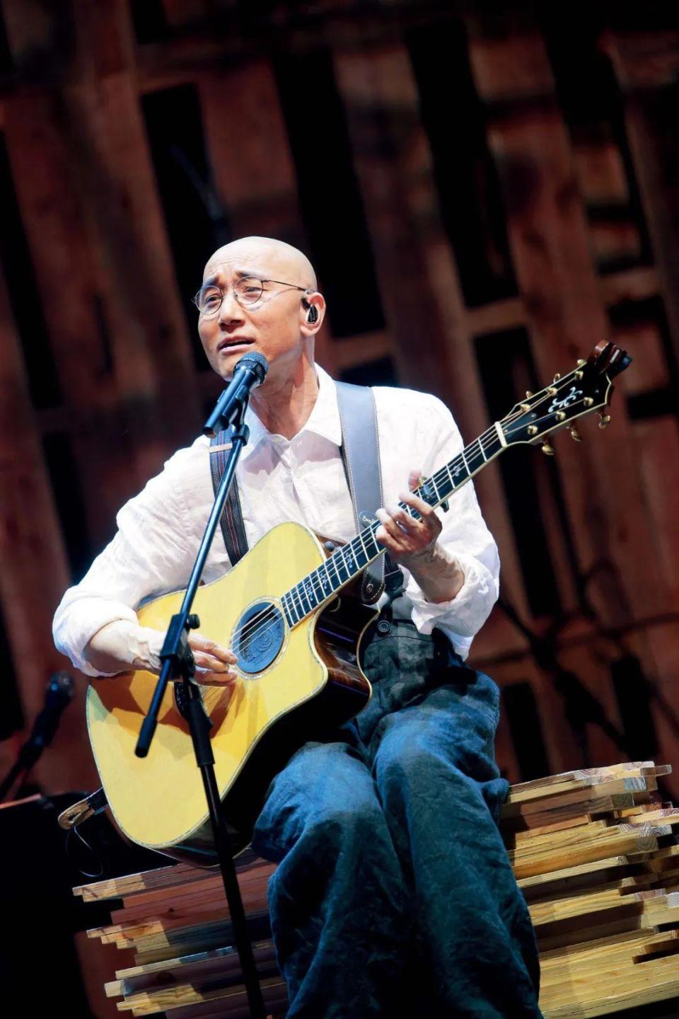 图/视觉中国"快乐老实人"卢冠廷这个名字,是夫人唐书琛帮他起的艺名