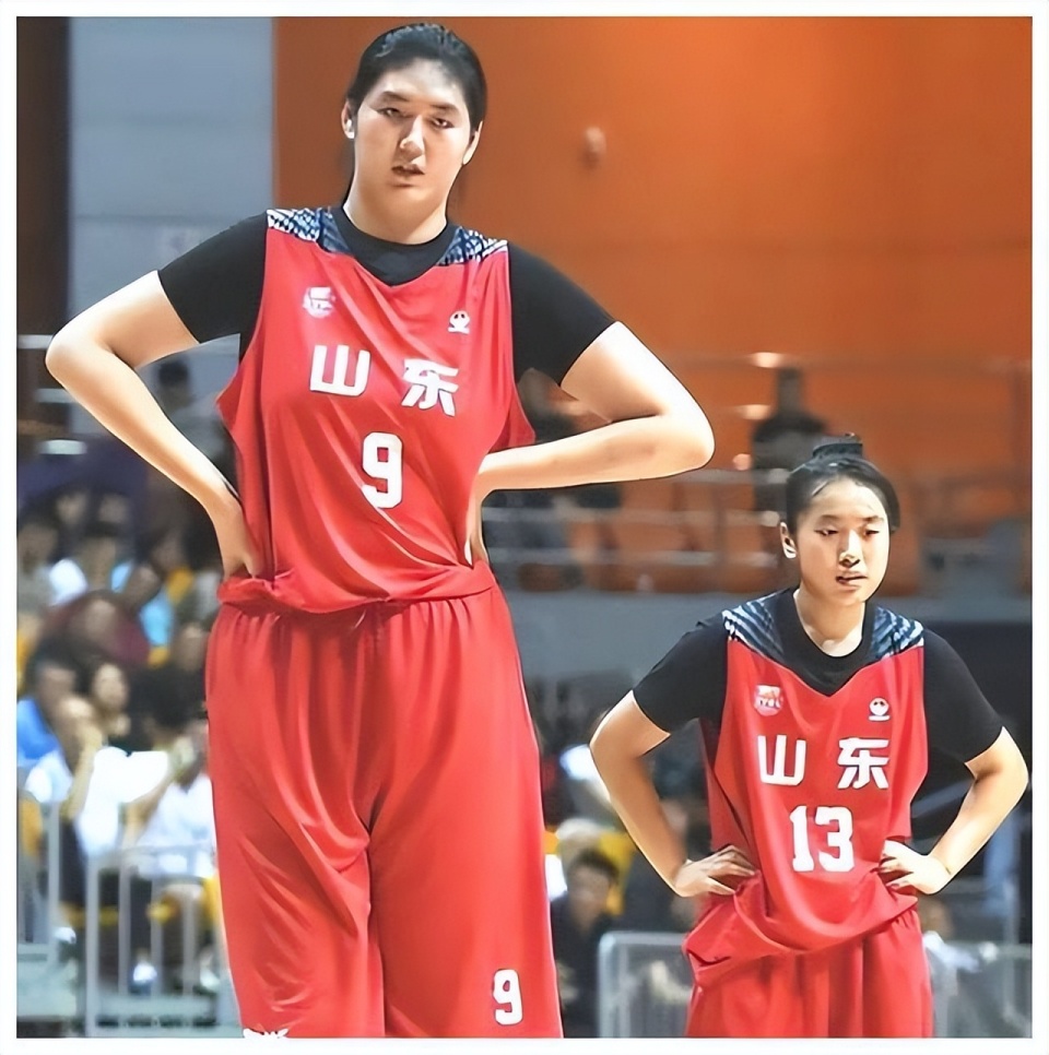 父亲身高达到2米13,母亲是前女篮国手,山东女篮中锋于瑛,身高1米98