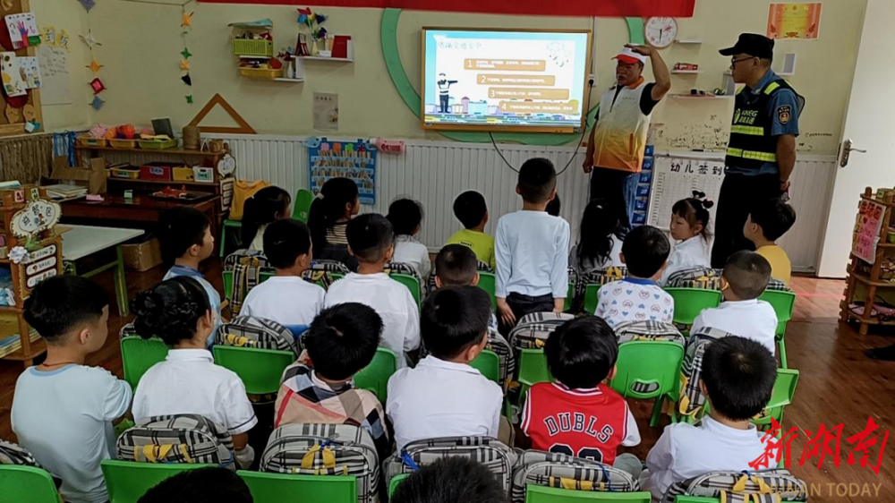 "姐姐,我们幼儿园要举办六一儿童节汇演了,但是缺少化妆师给我们做
