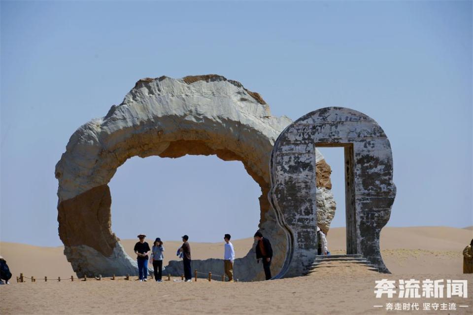 奔流·视觉】“十八少年下凉州·与叶舟同行” 第六站丨民勤沙漠雕塑公园