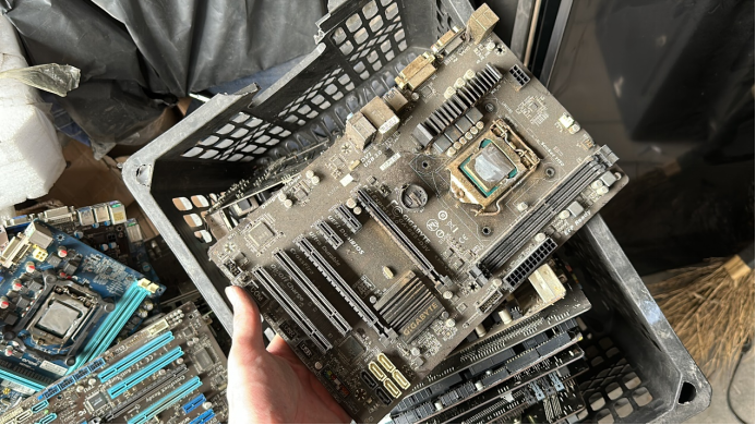 的h81m-ds2v小板,技嘉最丐的8系主板之一,上面还有颗未拆下的奔腾g