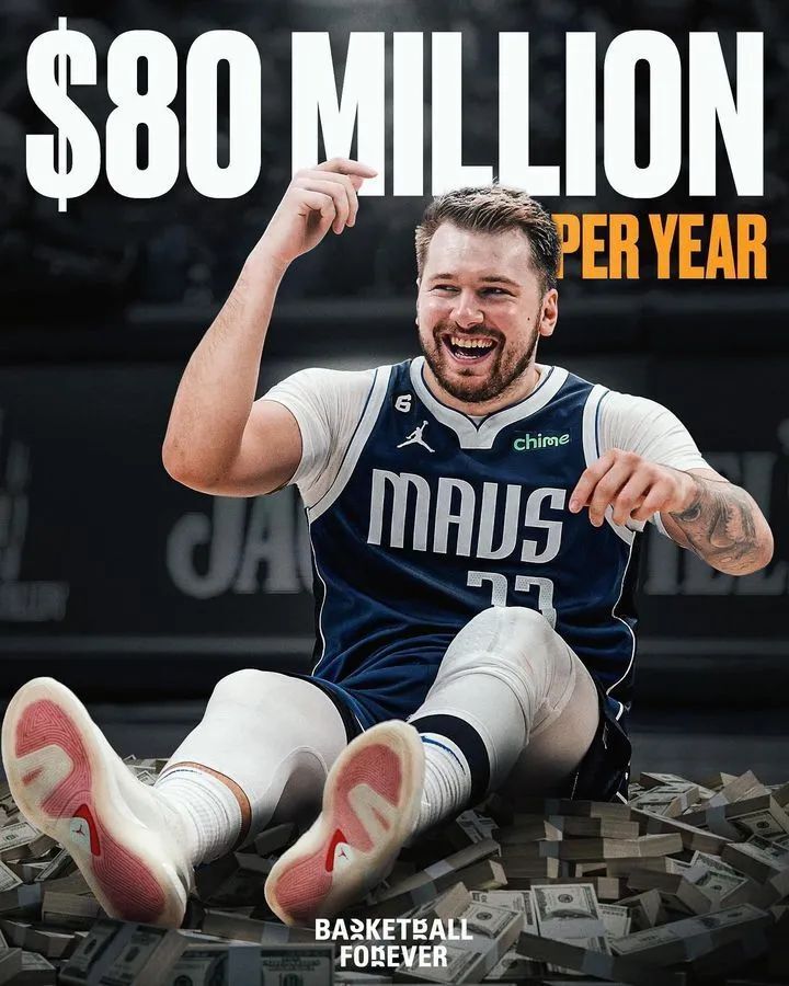 东契奇的现有合同签于2021年休赛期,目前还剩下4年(26-27赛季球员选项