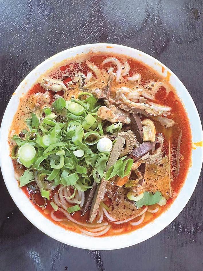 兴县小吃中的"王牌"—冒汤,烙饼,羊杂碎冒汤,羊杂碎已成为兴县的文化