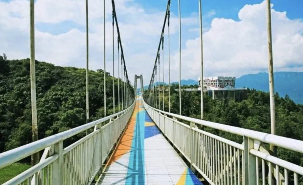 天尺情缘景区位于重庆武隆的白马山,距离主城重庆160公里,自驾过来的