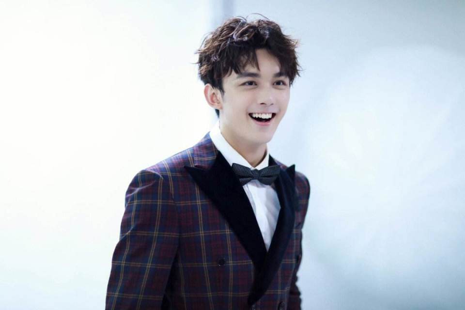 由吴磊亲属打理,这次风波相当于给他敲响警钟,不签经纪公司没问题,但