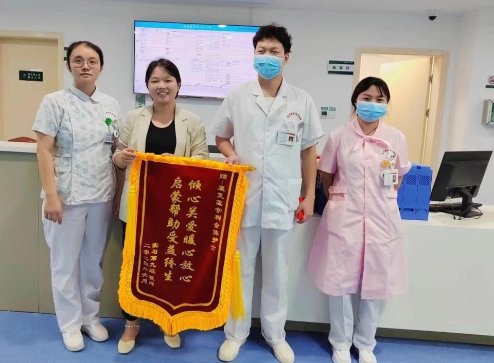 护理教学获认可,锦旗传递师生情