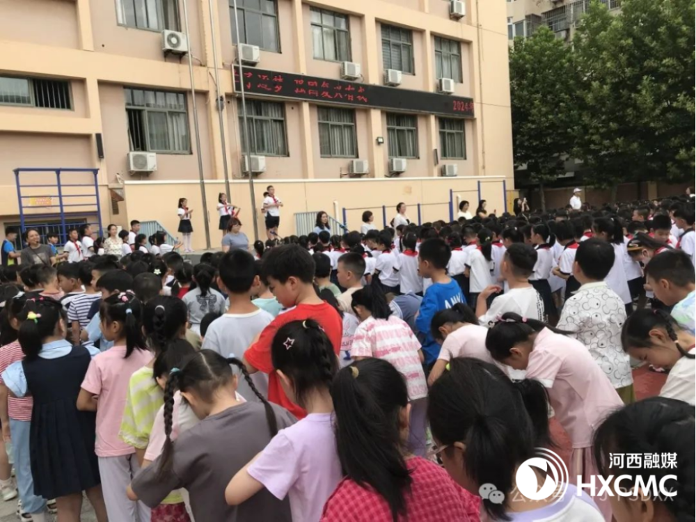 同望小学校服图片