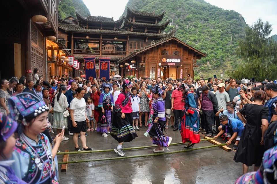 本次文化旅游节活动由兴义峰林布依景区和望谟县联合举办,以"交换夏天