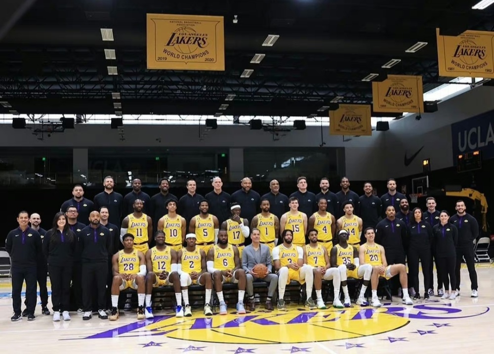 湖人拍最新全家福,詹眉,佩林卡c位,最后十场比赛全力冲刺_腾讯新闻