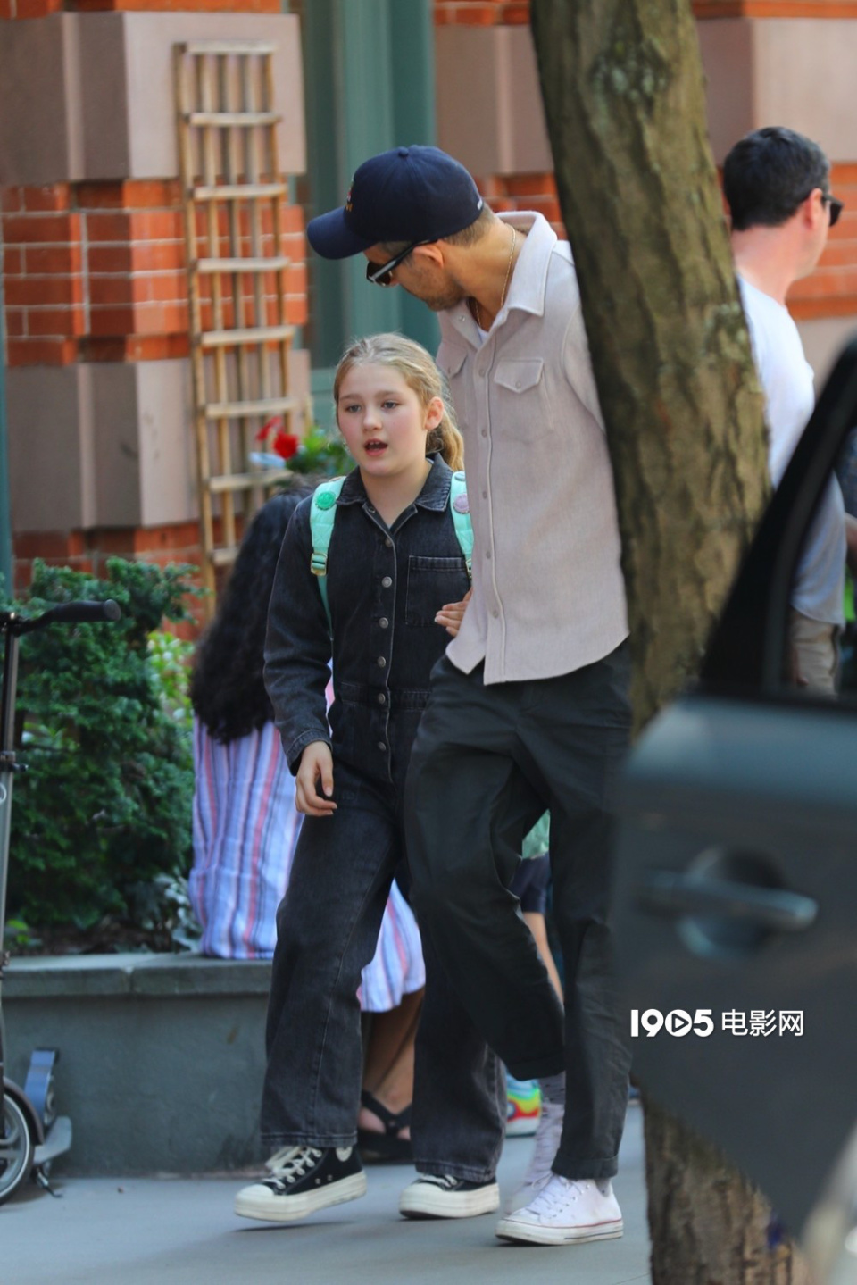 瑞安·雷诺兹手牵手接女儿放学 休闲造型帅气出街