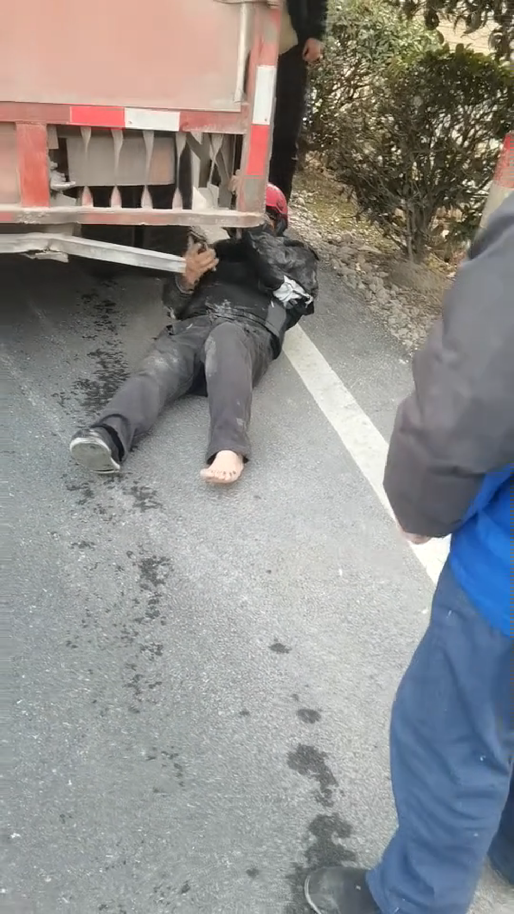 湖南一男子被挂货车底盘拖行百米,后车司机狂按喇叭追赶,交警:伤者