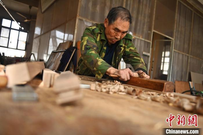 甘肃天水木雕老艺人56载木艺生涯立体展现伏羲卦象