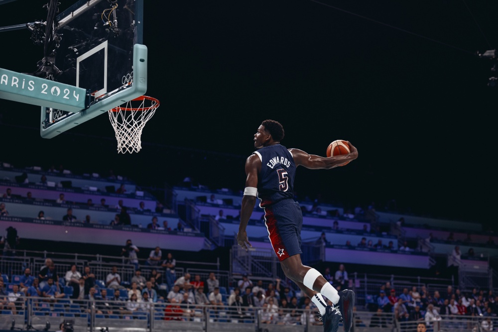 爱德华兹:我想要隔扣但还没机会 很高兴能完成大风车暴扣