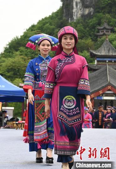广西罗城仫佬山乡上演民族服饰秀