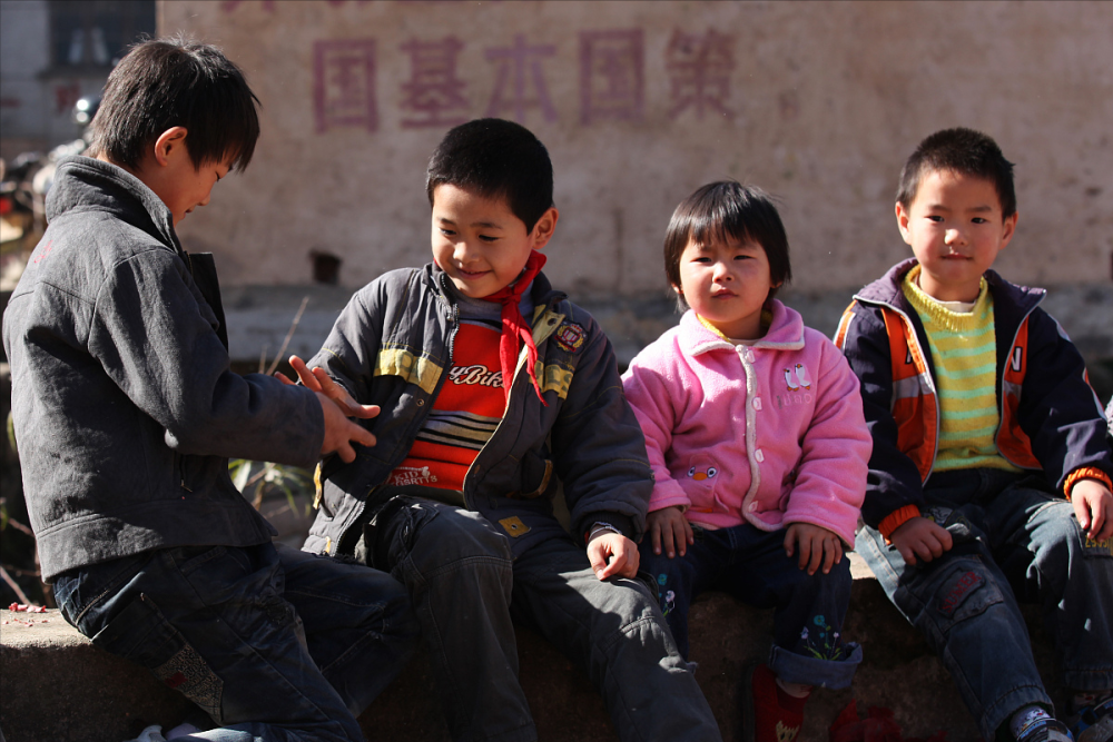 一种新型鸦片在农村蔓延涉及村村的留守孩子农民该管了