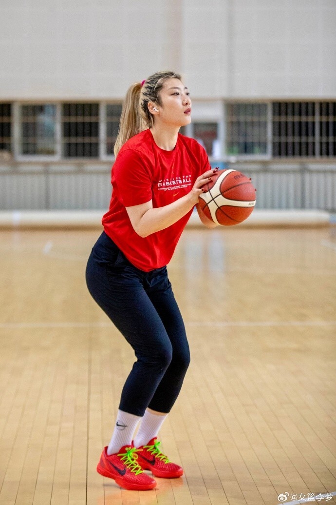努力训练,女篮队员李梦晒照:梦想=目标 努力×坚持