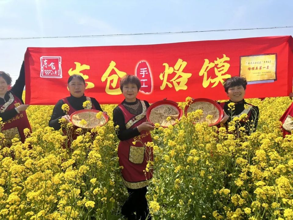 家住附近的赵大娘看灯亮着,想着小堂书记为了自家的事儿忙活了好几天