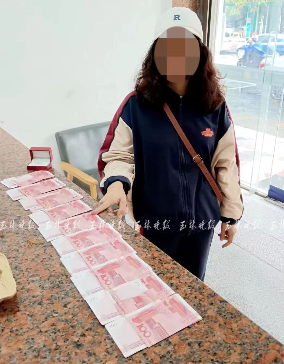 梁女士领回丢失的9000元现金及物品11时22分,市公安局110指挥中心接到