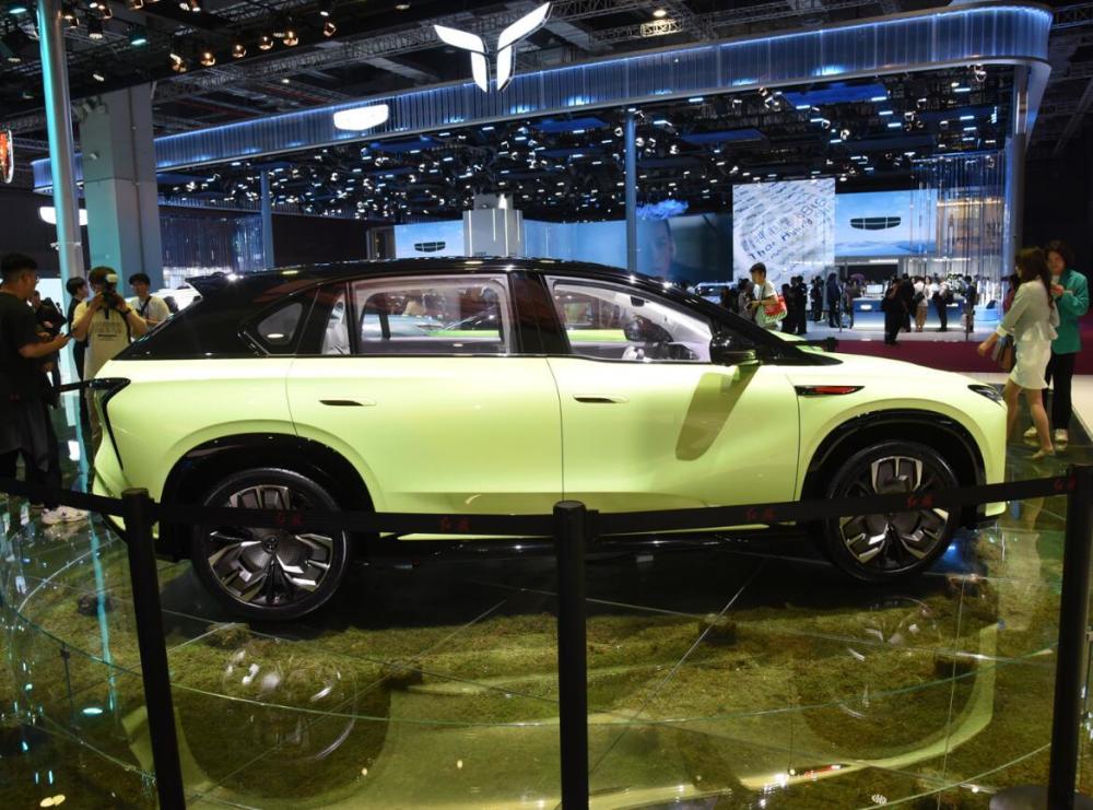 在外观方面就,新车的前脸部分采用了标志性的红旗家族电动车最新设计