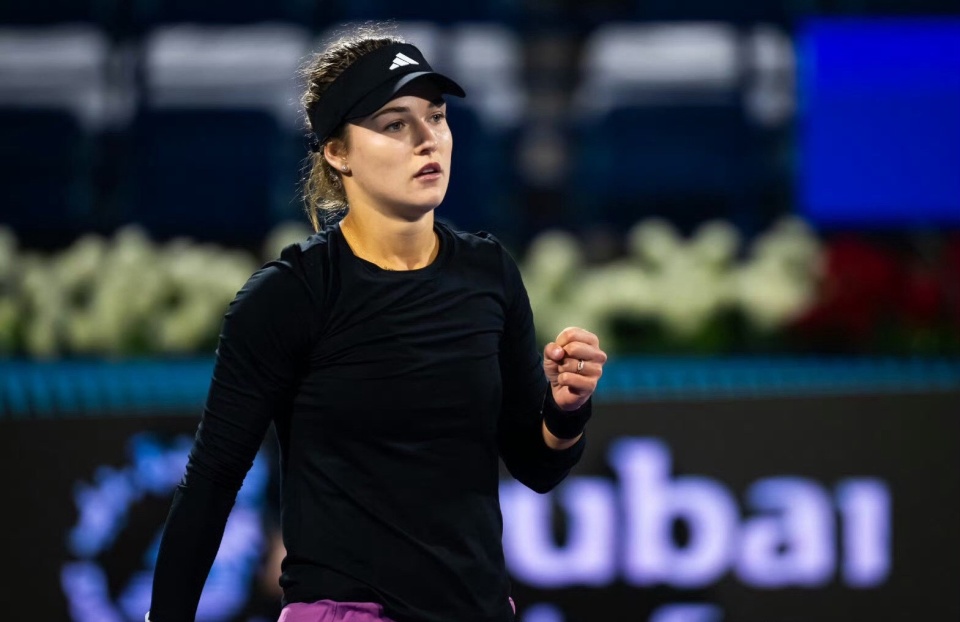 卡林斯卡娅爆冷淘汰高芙郑钦文不敌斯瓦泰克无缘半决赛