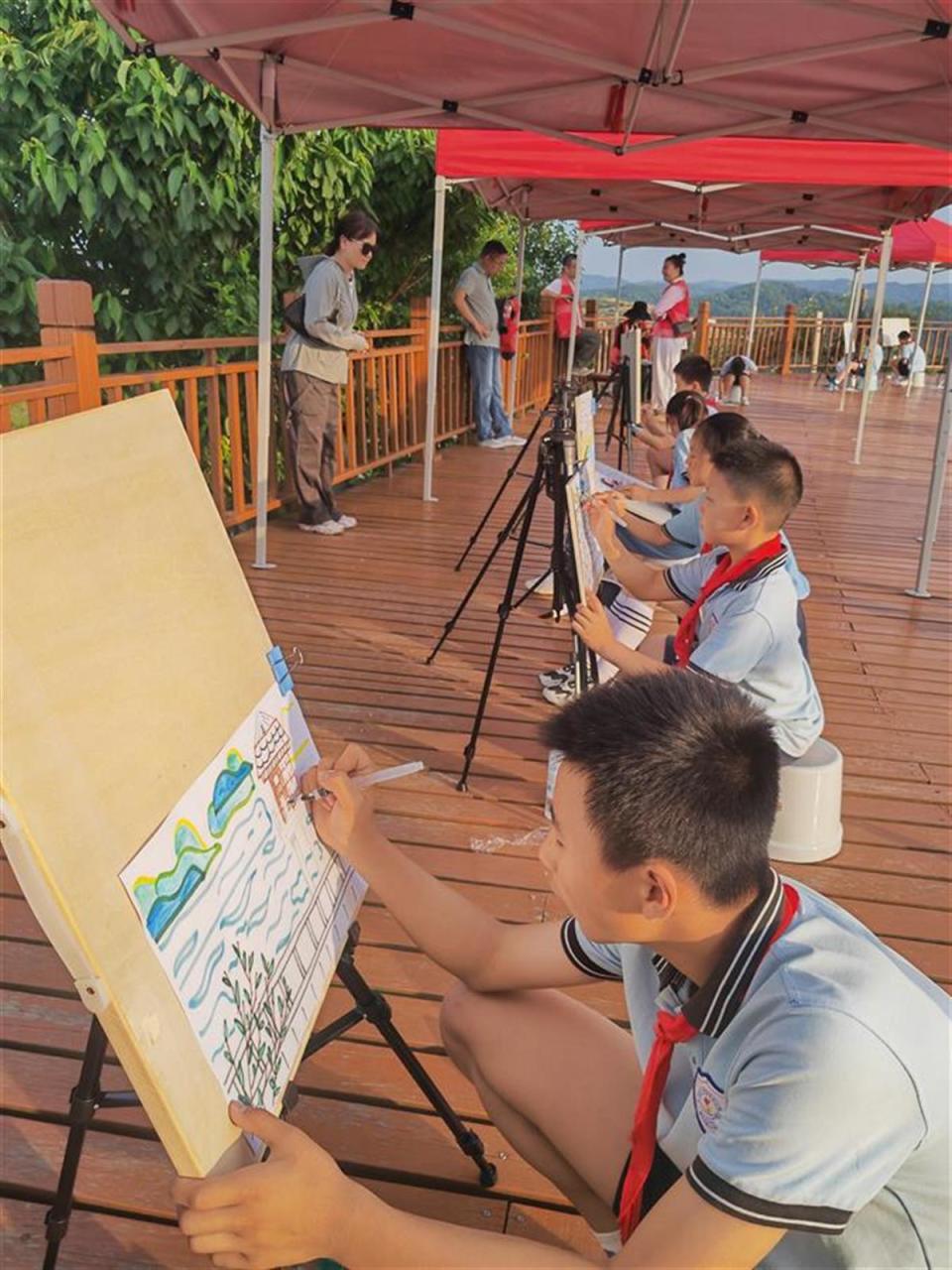 "来自北京的寻访团成员王滢说,十堰人像保护眼睛一样保护我们的水源