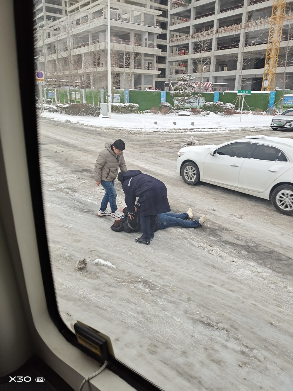 路人雪天摔倒乘客为她点赞